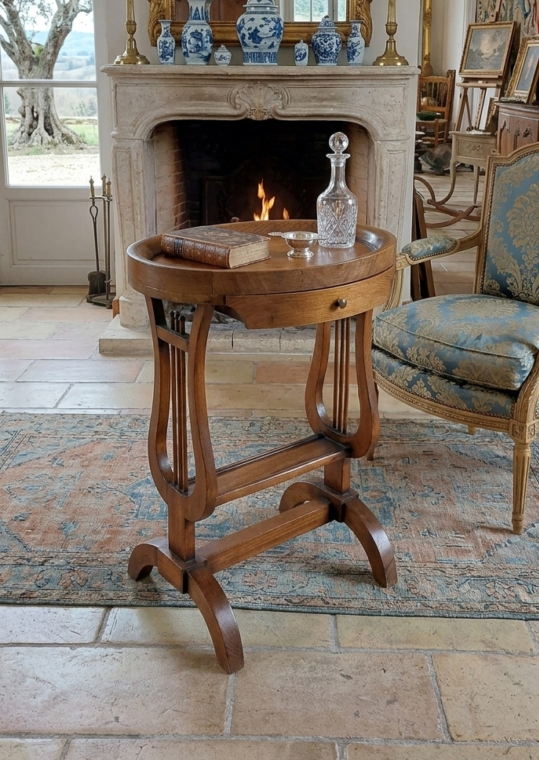 Découvrez l'élégance intemporelle de cette table lyre Restauration en noyer massif. Un meuble d'appoint unique, au piètement remarquable, qui sublimera votre intérieur. Son design ingénieux en fait une pièce aussi belle que pratique.